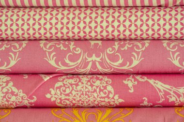 Kumaşları karıştır. Tezgah. Farklı türde birçok kumaş. Yukarıdan bak. Baskı, pamuk, karışık forma. Elbise dikmek ve çarşaf dikmek için..