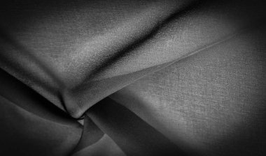 Koyu siyah şifon ipeği, bükülmüş iplik kullanımı nedeniyle hafif pürüzlü (matte, creped) yumuşak şeffaf bir kumaştır. Arkaplan dokusu