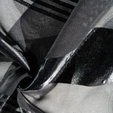 İpek kumaş. Farklı boyutlarda çizgileri olan şeffaf ipek kumaş, siyah. doku, arkaplan, desen,