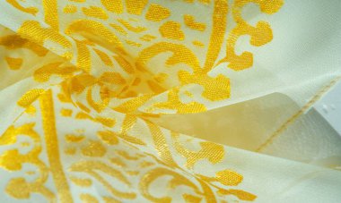 İpek kumaş, zarif renklerde altın pasteller beyaz arka planda, basılmış altın desenli fotoğraf.