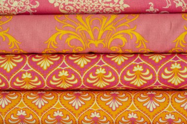 Kumaşları karıştır. Tezgah. Farklı türde birçok kumaş. Yukarıdan bak. Baskı, pamuk, karışık forma. Elbise dikmek ve çarşaf dikmek için..