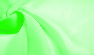 Doku - soluk yeşil ipek. Bu kumaşı herhangi bir mevsim için sıradan bir görünüme dönüştürebilirsin. Yumuşak siluetlere kolayca akabilen esnek, akışkan kumaşlar her şeyi yaratmanızı sağlar..