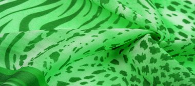 Yeşil-beyaz çizgili ipek kumaş, Afrika tarzı zebra derisi. Tasarımcı için, tasarımın taslağı, dekoratörün çevresi. Arkaplan dokusu koleksiyonu