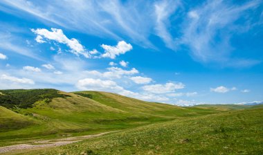 Dağlarda yaz. Dağlar hem bir yolculuk hem de bir hedeftir. Bizi yamaçlarına tırmanmaya, kanyonlarını keşfetmeye ve zirvelerine tırmanmaya zorluyorlar..