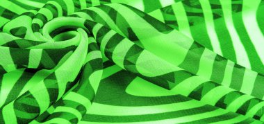 İpek kumaş, yeşil ve beyaz soyut çizgiler. Soyut beyaz ve yeşil desenlerin sihirli formu. Retro modern dekor, tekstil sanatı, tasarım, doku, arkaplan, kalıp