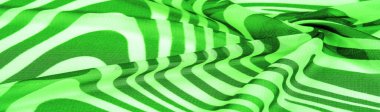 İpek kumaş, yeşil ve beyaz soyut çizgiler. Soyut beyaz ve yeşil desenlerin sihirli formu. Retro modern dekor, tekstil sanatı, tasarım, doku, arkaplan, kalıp