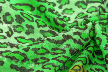 İpek kumaş yeşil, leopar desenli. Hafif leopar desenli ipek senin tasarımın için mükemmel, şık görünüyor ve kaba değil! Doku, arkaplan, desen