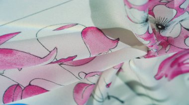 İpek kumaş, tarla çiçeğinin çiçek deseni, pembe gözlüklü krem beyaz renk, mavi kenar 