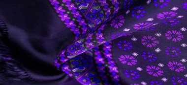 Mavi ve mor çiçekli koyu mavi ipek kumaş, yoğun kumaş, triasetat liflerine dayalı çift taraflı..