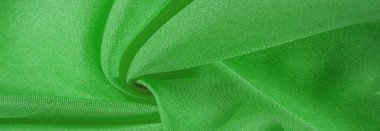 İpek kumaş, yeşil orman. İpeksi yeşil kumaşlı pileler, yakın plan, tam kare. Doku, arkaplan, desen