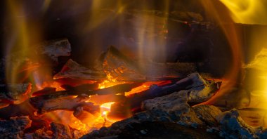 Şöminede yangın var. Yangının etrafındaki aydınlık alan kendi küçük bölgesini oluşturur. Ateş ışığında, çevrenizdeki her şeyi unutmak kolaydır.)