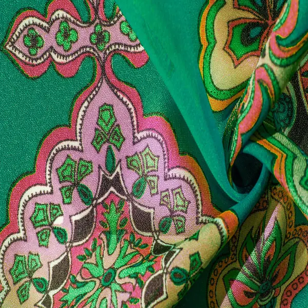 çok renkli ipek kumaş, yeşil arka planda desenler var, kraliyet deseni. Versailles eğilimleri. Jacquard deseni. doku arkaplanı