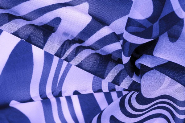 İpek kumaş, mavi ve beyaz soyut çizgiler. Soyut mavi ve beyaz desenlerin sihirli şekli. Retro modern dekor, tekstil sanatı, tasarım, doku, arkaplan, kalıp