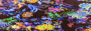 Kusursuz doku, parlak büyük çiçekler, çoğunlukla siyah çizgilerle kaplanmış, gecenin karanlığında yüzen siyah tohum benzeri noktalarla noktalanmış..