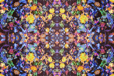 Kusursuz doku, parlak büyük çiçekler, çoğunlukla siyah çizgilerle kaplanmış, gecenin karanlığında yüzen siyah tohum benzeri noktalarla noktalanmış..