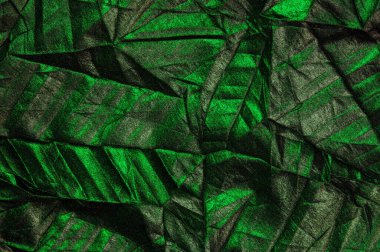 Mavi zümrüt çizgili siyah ipek kumaş, buruşuk kumaş. Doku. Soyut koyu yeşil arka plan, doku etkisi. şablon. Duvar Kağıdı.