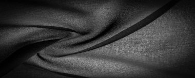 Koyu siyah şifon ipeği, bükülmüş iplik kullanımı nedeniyle hafif pürüzlü (matte, creped) yumuşak şeffaf bir kumaştır. Arkaplan dokusu