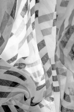 Siyah geometrik eşkenar dörtgen şekilli beyaz ipek kumaş. Karanlık. Geçmişi. Şablon.