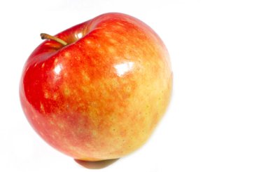 Beyaz arka planda elma. Elmaya bayılırım. Bana göre, meyveler inkar edilemez. Cennet bahçesinden geliyorlar.