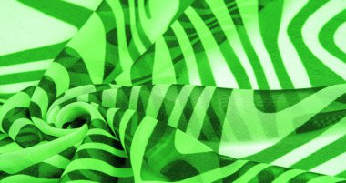 İpek kumaş, yeşil ve beyaz soyut çizgiler. Soyut beyaz ve yeşil desenlerin sihirli formu. Retro modern dekor, tekstil sanatı, tasarım, doku, arkaplan, kalıp