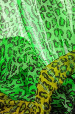 İpek kumaş yeşil, leopar desenli. Hafif leopar desenli ipek senin tasarımın için mükemmel, şık görünüyor ve kaba değil! Doku, arkaplan, desen