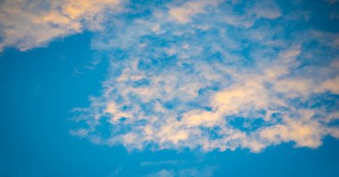 Gökyüzü, bulutlar hayatıma yağmur veya fırtına getirmek için değil günbatımı gökyüzüne renk katmak için giriyor. Güneş her zaman bulutların üzerinde parlar.