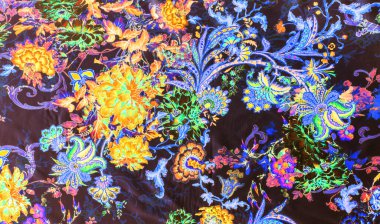 Kusursuz doku, parlak büyük çiçekler, çoğunlukla siyah çizgilerle kaplanmış, gecenin karanlığında yüzen siyah tohum benzeri noktalarla noktalanmış..