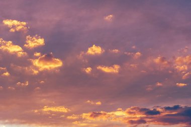 Gün batımının bulutları romantizm. Hayatta çok az şeyin batan güneş kadar güzel olduğunun kanıtı. Güne mükemmel bir son.
