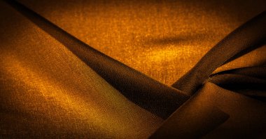 Koyu sepia kahverengi şifon ipeği kıvrık iplik kullanımı nedeniyle hafif pürüzlü (matte, crepe) yumuşak şeffaf bir kumaştır. Arkaplan dokusu