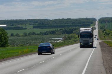 Yaz fotoğrafçılığı, kamyon şoförlüğü, nehir köprüsü, Rusya Tataristan Menzilinsk 2019 06 25 