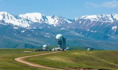 Dağlarda yaz. Yol dağlık arazide uzanıyordu. Hiçbir dağ bana yaklaşamadı. Bu yüzden hep onlara gidiyorum.