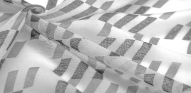 Siyah geometrik eşkenar dörtgen şekilli beyaz ipek kumaş. Karanlık. Geçmişi. Şablon.