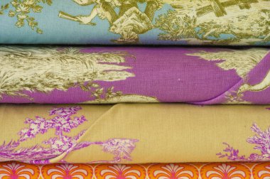 Kumaşları karıştır. Tezgah. Farklı türde birçok kumaş. Yukarıdan bak. Baskı, pamuk, karışık forma. Elbise dikmek ve çarşaf dikmek için..