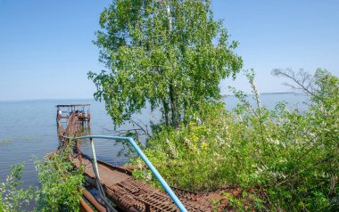 Bahar fotoğrafçılığı, nehir gibi akan Kama, mavi gökyüzü.