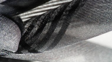 İpek kumaş. Farklı boyutlarda çizgileri olan şeffaf ipek kumaş, siyah. doku, arkaplan, desen,