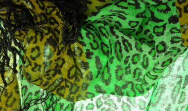 İpek kumaş yeşil, leopar desenli. Hafif leopar desenli ipek senin tasarımın için mükemmel, şık görünüyor ve kaba değil! Doku, arkaplan, desen