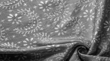 Çiçek desenli siyah ipek kumaş, çok yumuşak, çok yönlü. Tasarımlar, projeler ve daha fazlası için mükemmel. Arkaplan dokusu,