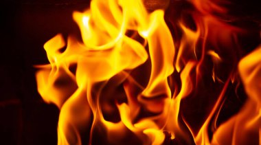 Şöminede yangın var. Ateş duyularımızın çoğuna yararlıdır. Duman kokusunu, parlayan ışığı, çatırdayan kütüklerin sesini tenimizdeki sıcaklığı seviyoruz..