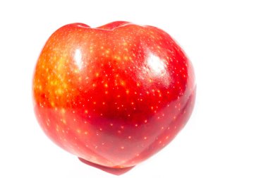 Beyaz arka planda elma. Elmalar bir sürü besin kaynağı olan gevrek meyvelerdir..