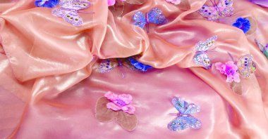 Kusursuz. Kumaşın mavi ve kırmızı renkleri flora ve fauna ile işlenmiş. Moda illa etiketlerle ilişkilendirilmek zorunda değil. İçinden gelen başka bir şeyle ilgili.