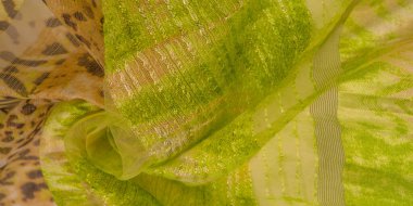 ipek kumaş, yeşil-kahverengi, soyut arka plan kumaşı veya sıvı dalga veya grunge ipek kumaş kıvrımlı kadife kumaş veya lüks Noel arkaplanı veya zarif duvar kağıdı tasarımı