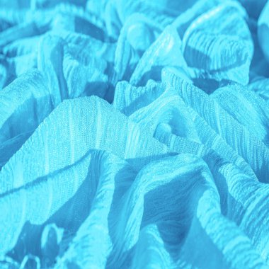 İpek kumaş. Mavi buruşuk kumaş dokusu. Mavi buruşuk, dalgalı yüzey dokusu. Yakın çekim, yumuşak odaklanma. arkaplan, kalıp