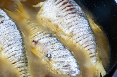 Balık yemek için hazır. Yağlı balıklar da özellikle kalp sağlığını destekleyen uzun zincirli omega-3 yağ asitleri bakımından zengindirler..