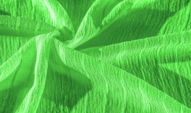 İpek kumaş. Yeşil kırışık kumaş dokusu. Yeşil buruşuk, dalgalı yüzey dokusu. Yakın çekim, yumuşak odaklanma. arkaplan, kalıp