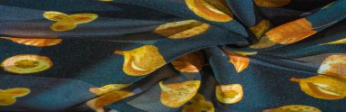 İpek kumaş, mavi ve sarı sonbahar yaprakları. Doku, arkaplan deseni
