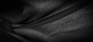 Koyu siyah şifon ipeği, bükülmüş iplik kullanımı nedeniyle hafif pürüzlü (matte, creped) yumuşak şeffaf bir kumaştır. Arkaplan dokusu