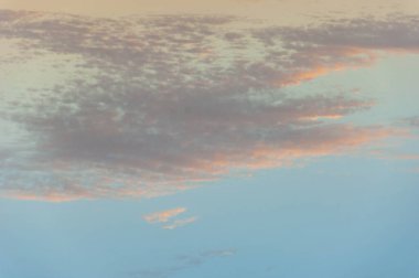 Gökyüzünün fotoğrafı, atmosferin ve uzayın bölgesi, dünyadan görülebilir. Güneşin aydınlattığı bulutlar, güneşten gelen doğrudan ışıkla aydınlanıyor..