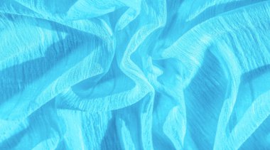 İpek kumaş. Mavi buruşuk kumaş dokusu. Mavi buruşuk, dalgalı yüzey dokusu. Yakın çekim, yumuşak odaklanma. arkaplan, kalıp