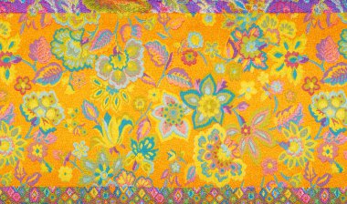 Kusursuz. Brocade. Bu ipek, koyu turkuaz batık çiçekler ve dalgalı leylak hatlarıyla süslenmiş parlak sarı bir tabana sahiptir. Sulu turkuaz vuruşlar kumaşın içinde soyut bir şekilde dolaşır..