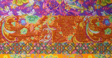 Kusursuz. Brocade. Bu ipek, koyu turkuaz batık çiçekler ve dalgalı leylak hatlarıyla süslenmiş parlak sarı bir tabana sahiptir. Sulu turkuaz vuruşlar kumaşın içinde soyut bir şekilde dolaşır..
